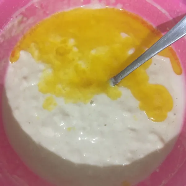 Tuangkan margarine cair kedalam adonan, lalu aduk kembali hingga merata.