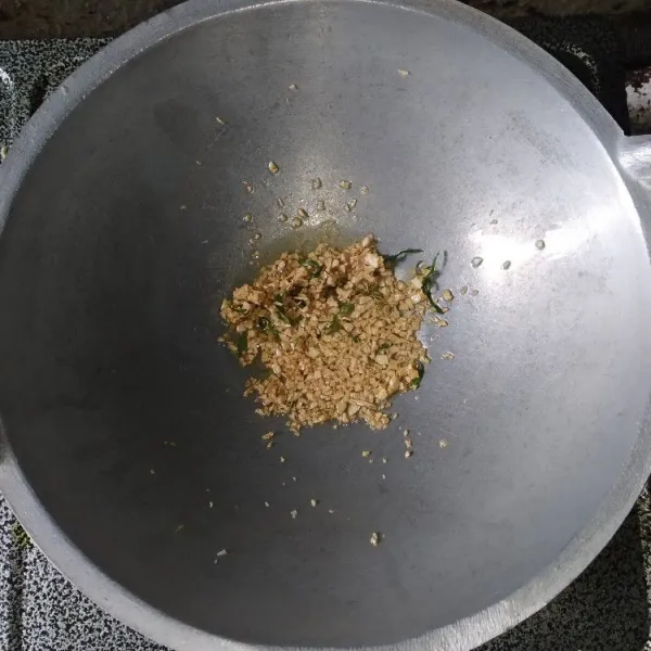 Goreng bawang putih dan daun jeruk hingga kekuningan dengan api kecil, dinginkan.