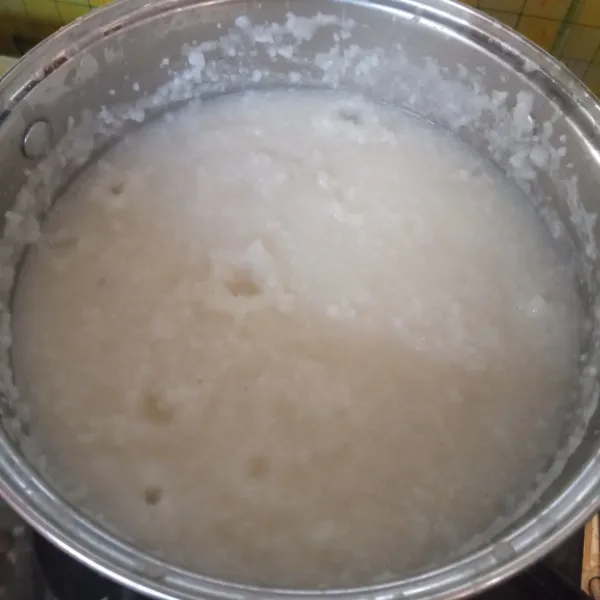 Masak hingga air mulai menyusut dan nasi menjadi lembek dan lembut. Beri garam dan kaldu bubuk, koreksi rasa.