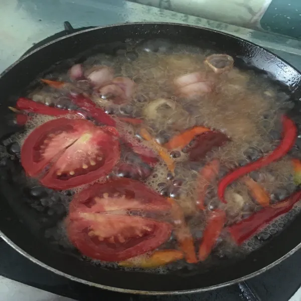 Panaskan minyak, goreng cabai rawit, cabai merah, cabai kriting, tomat, bawang merah dan bawang putih hingga layu. Terasi digoreng terakhir ya.