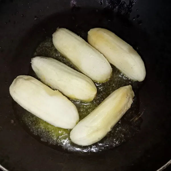 Lelehkan margarin dan letakkan pisang di atasnya.