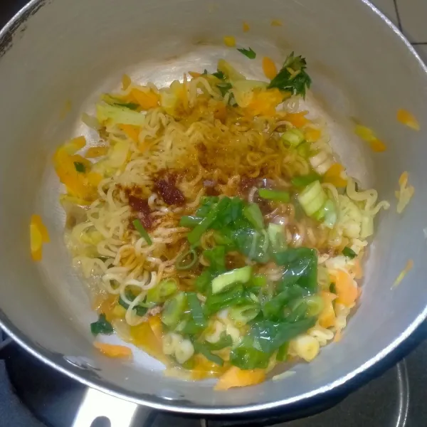Dalam panci, masukkan mie+sayuran, bumbu mie instan dan kocokan telur. Aduk rata.
