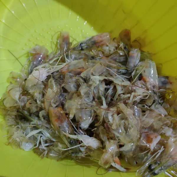 Cuci bersih kepala dan kulit udang, tiriskan.