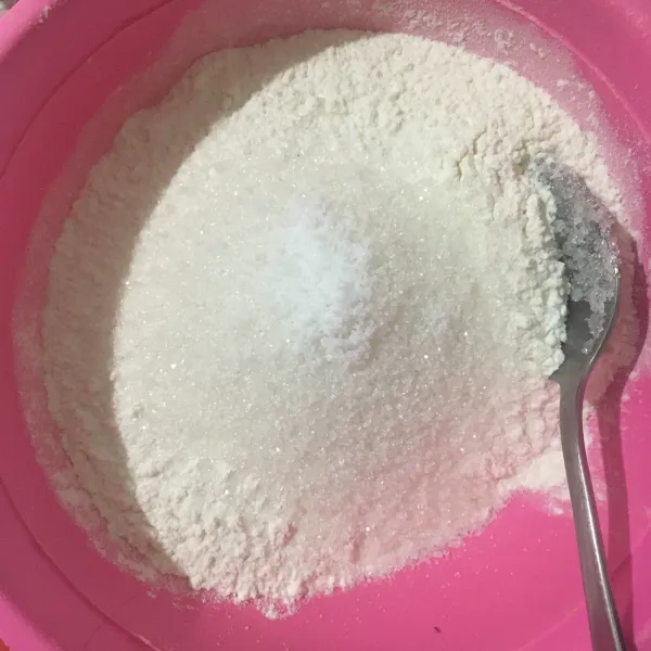 Campurkan tepung terigu, gula pasir dan garam dalam wadah. Aduk hingga merata.