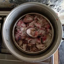 Kukus cumi hingga matang (untuk mengurangi kadar air dari cumi agar pada saat menggoreng bersama sambal tidak membutuhkan waktu lama).