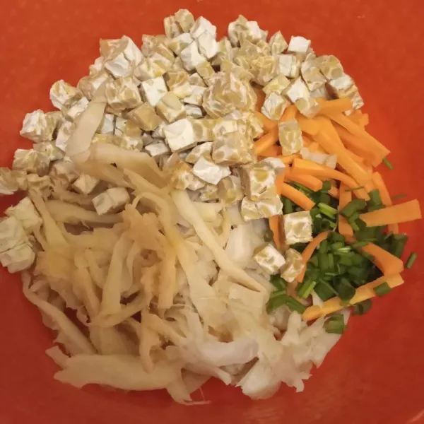 Masukkan jamur tiram, tempe, wortel dan daun bawang dalam satu wadah.