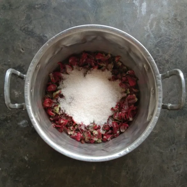 Masukkan bunga rosella dan gula pasir ke dalam panci.
