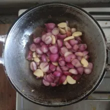 Goreng seluruh bawang hingga matang dengan minyak goreng.