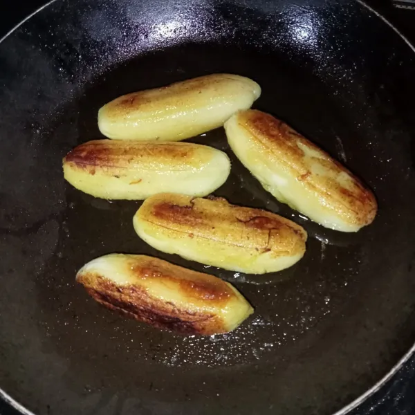 Bakar pisang hingga agak kecokelatan.