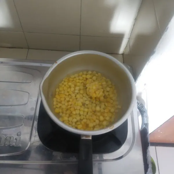 Siapkan panci rebus jagung manis, lalu sisihkan.