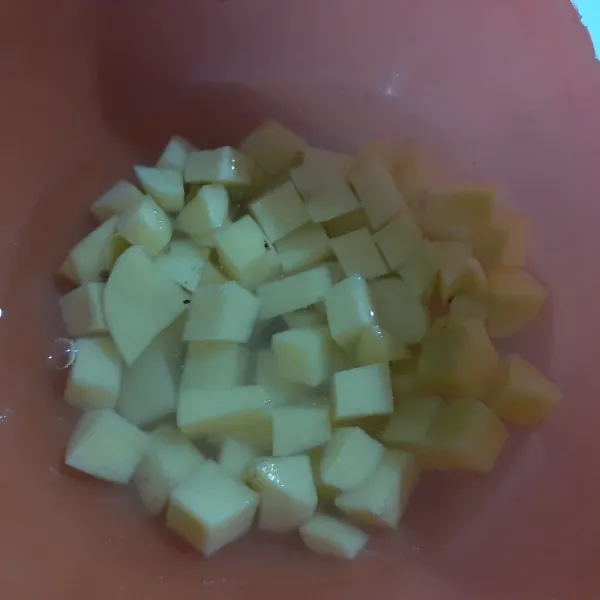 Kupas lalu cuci kentang lalu potong-potong cuci kembali, beri sedikit garam.