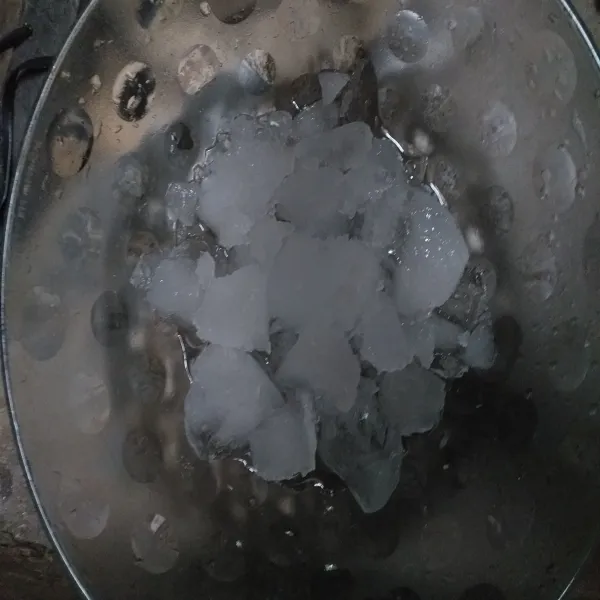 Masukkan es batu ke dalam mangkuk.
