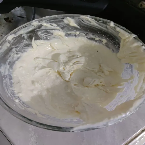 Membuat lapisan keju, kocok cream cheese dan gula halus hingga rata, lalu masukkan  sisa bahan. Kocok lagi hingga lembut.