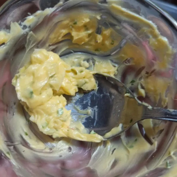 Campur margarin, bawang putih, seledri dan sedikit oregano.