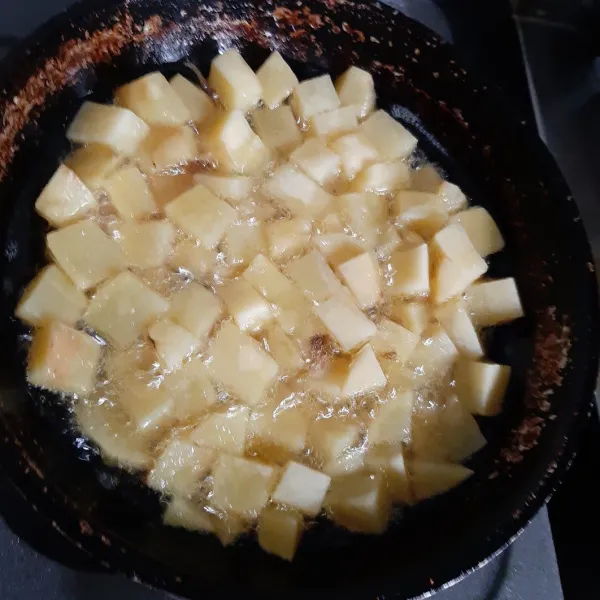 Panaskan minyak dalam wajan lalu goreng kentang sampai matang.