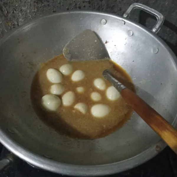 Masukkan telur puyuh, kecilkan api.