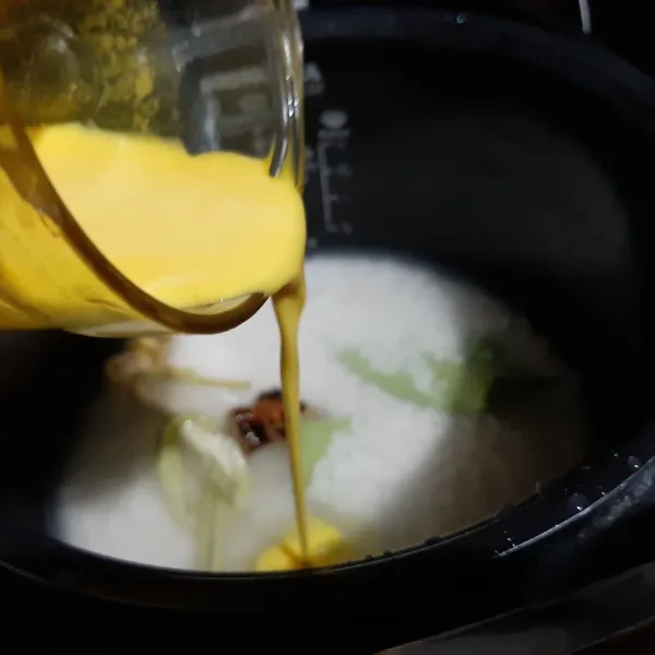 Bawang putih, kemiri dan bawang merah dihaluskan lalu tuang ke dalam panci beri garam.