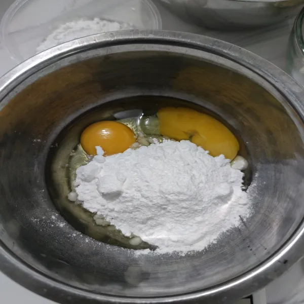 Kocok telur dan gula halus hingga gula larut.