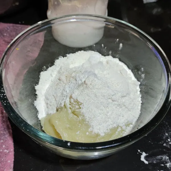 Tambahkan tepung terigu, garam dan merica.