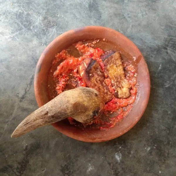 Penyet tombro merah yang telah di goreng tadi. Beri sedikit perasan jeruk nipis. Sajikan di atas piring dengan nasi jagung yang tadi telah dibuat.