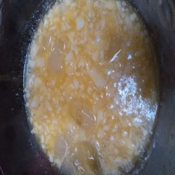 Masukkan nutrisari sweet mango ke dalam mangkuk, kemudian aduk-aduk hingga merata.