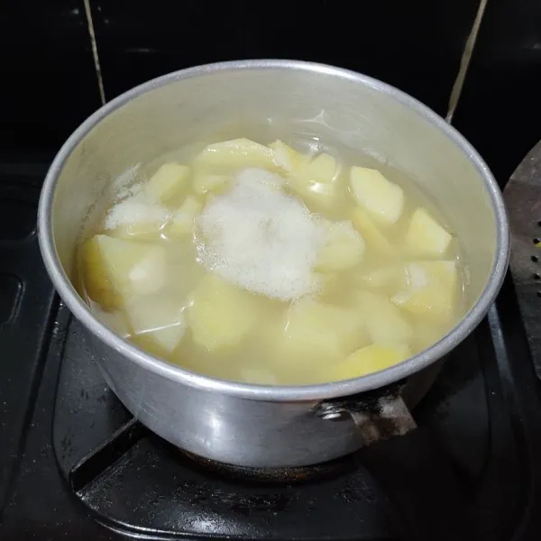 Rebus kentang hingga empuk kemudian angkat dan tiriskan.