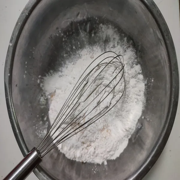 Campurkan tepung kanji, tepung beras, bawang putih bubuk, baking powder serta garam. Aduk rata.