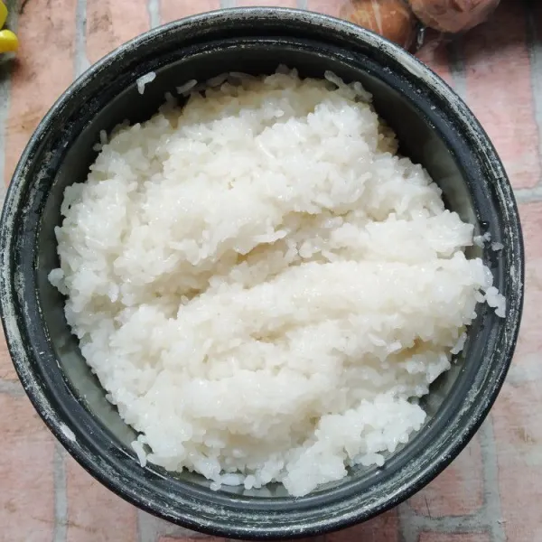 Masak dengan rice cooker hingga tanak dan matang, biarkan uap panasnya berkurang.