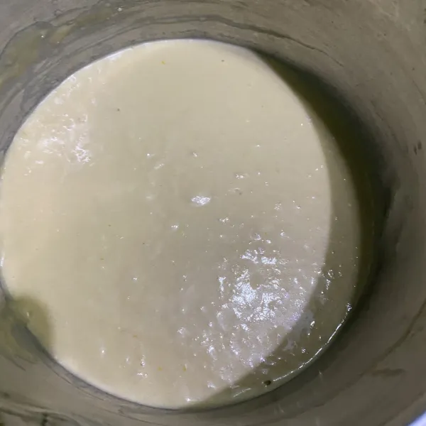 Siapkan semua bahan. Campur telur, gula pasir dan margarin hingga tercampur rata. Masukkan tepung terigu.
