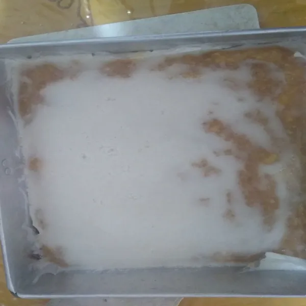 Tuang bahan lapisan putih diatas lapisan coklat. Kukus kembali selam 30 menit/hingga matang.