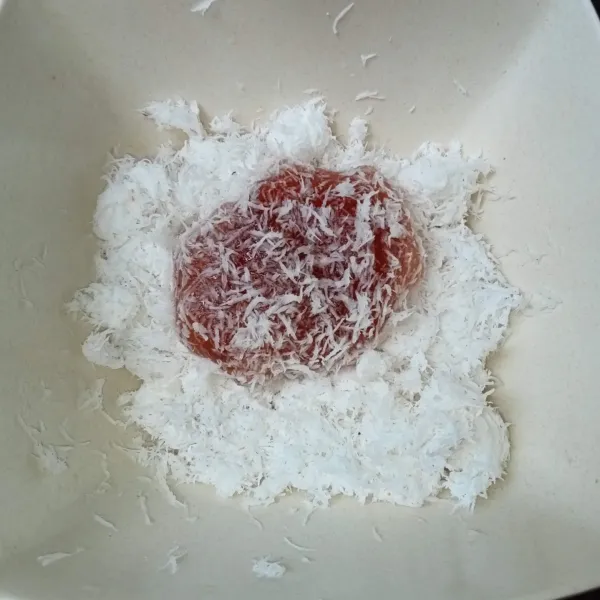 Ambil ongol-ongol dengan dua buah sendok makan dan langsung baluri dengan kelapa parut kukus, siap disajikan.