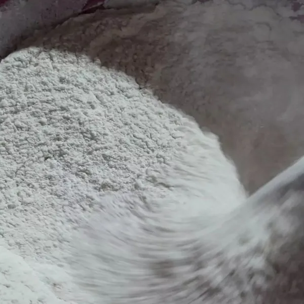 Campur jadi satu tepung beras, tepung terigu dan agar-agar hingga rata.