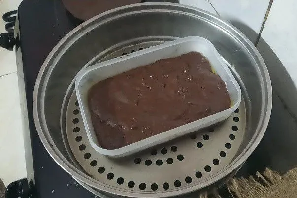 Tuang adonan ke dalam box anti panas. Kukus selama 15 menit.