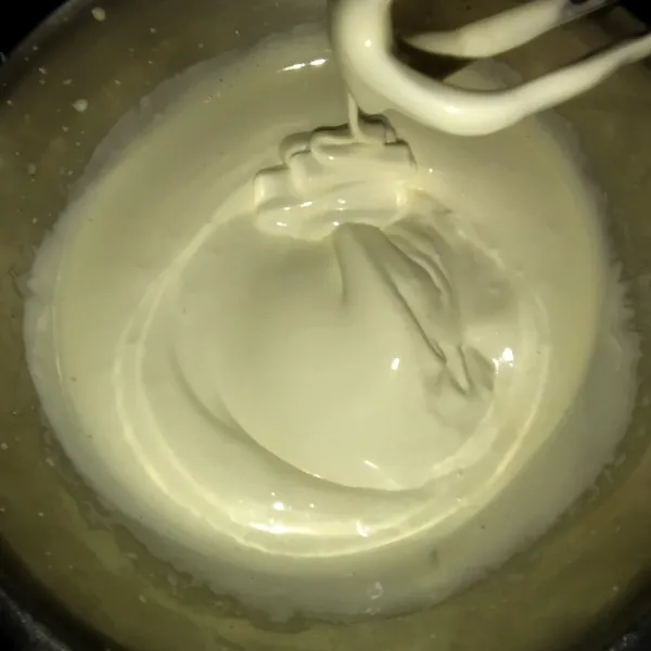 Lalu aduk hingga putih mengembang.