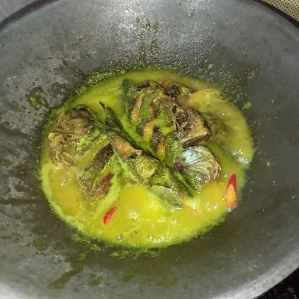 Masukkan ikan goreng dan masak hingga bumbu meresap, lalu cicipi rasanya dan siap disajikan.