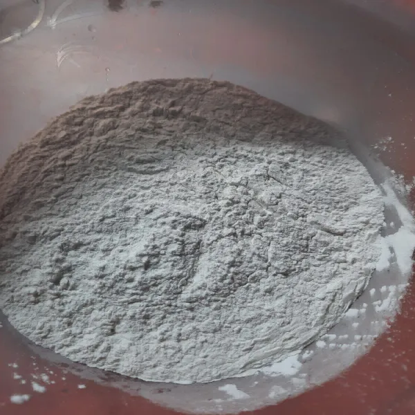 Campur tepung ketan dan tepung beras beri pasta buah naga, ratakan jika adonan sudah bisa dipulung tidak perlu tambahan air.