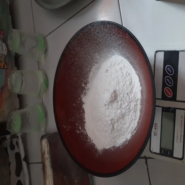 Campurkan tepung beras dan tepung terigu dalam 1 wadah.