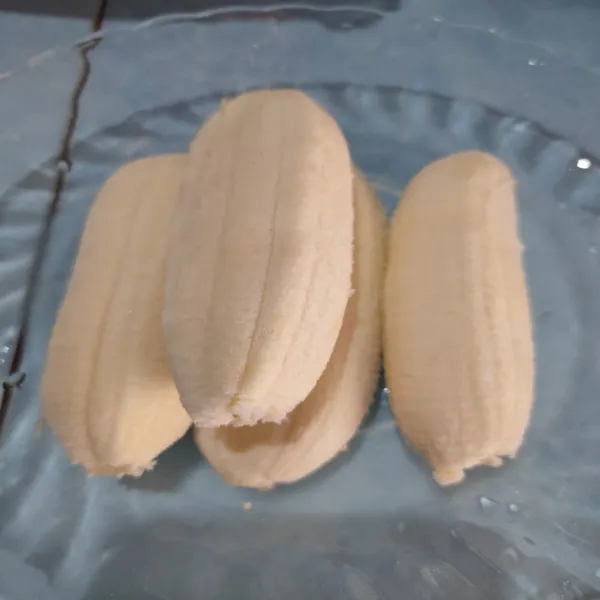 Siapkan pisang, kupas lalu sisihkan.