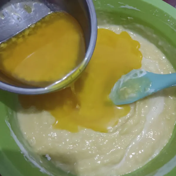 Masukkan santan dan margarin cair, aduk rata. Pastikan tidak ada margarin cair yang mengendap dibawah.