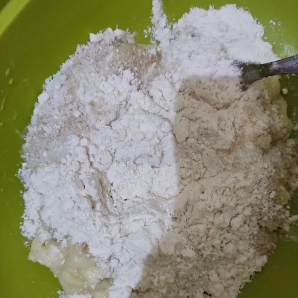 Masukkan tepung terigu, kelapa parut, gula dan garam, aduk hingga tercampur rata.