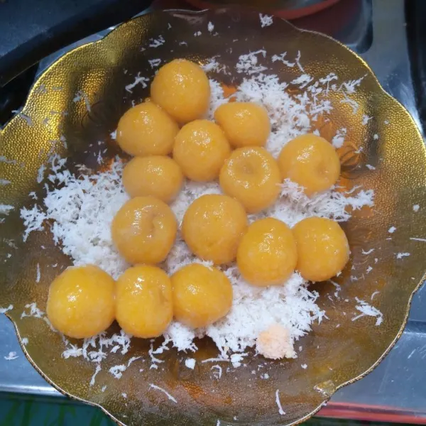 Angkat klepon. Kemudian gulingkan ke dalam kelapa parut. Sajikan.