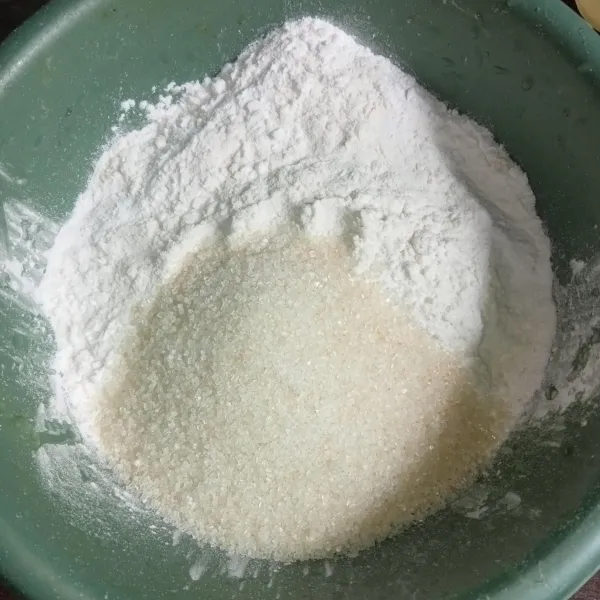 Campur tepung terigu, tepung tapioka, gula pasir dan garam.