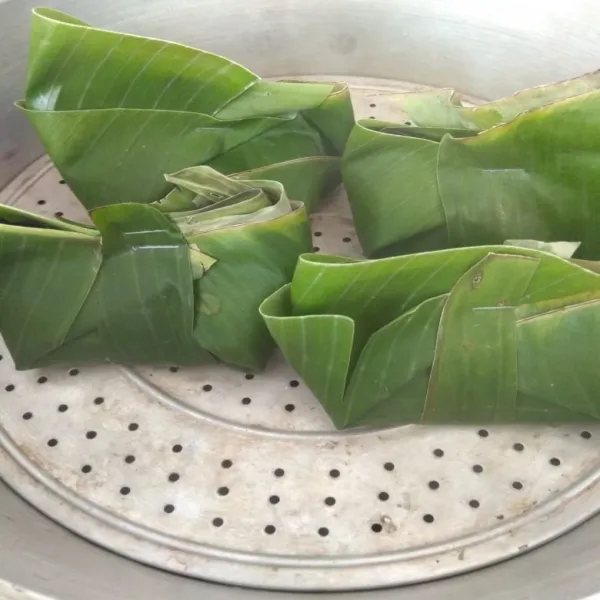 Bungkus bentuk tum lalu kukus selama 10 menit. Angkat.