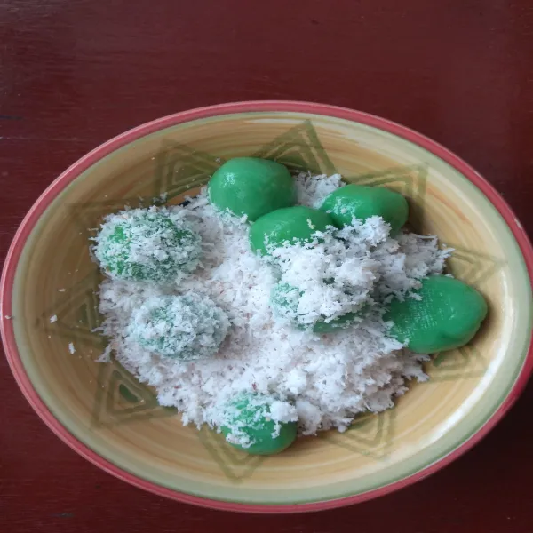 Masukkan klepon ke dalam kelapa parut, balur rata. Klepon Pandan siap dinikmati.