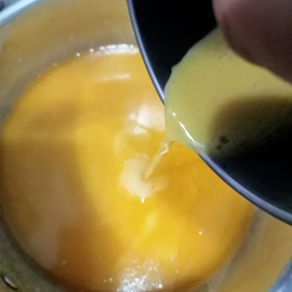 Kocok lepas telur, masukkan kedalam campuran mentega, aduk rata.
