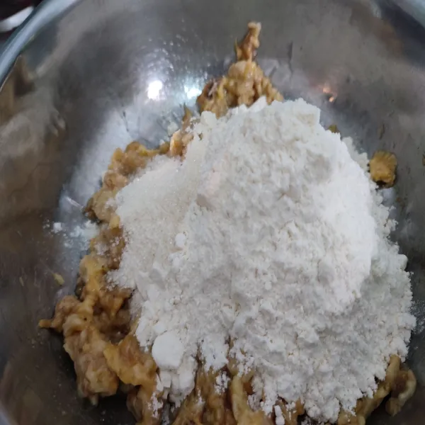 Campurkan pisang dengan tepung terigu, tepung beras, gula pasir, vanili serta baking soda.