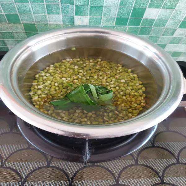 Masukkan kacang hijau, daun pandan dan air secukupnya.