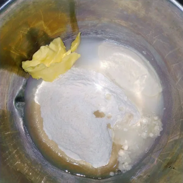 Masukkan semua bahan. Tepung terigu, fiber creme, gula halus, margarin dan air. Uleni hingga kalis. Bulatkan dan tutup selama 15 menit.