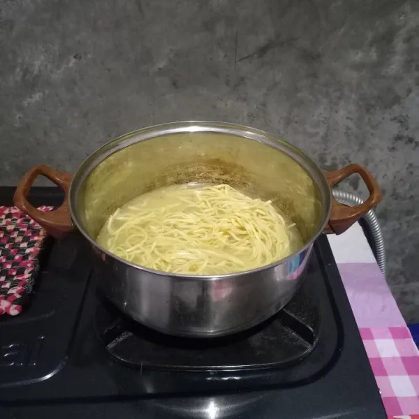 Rendam mie dalam air panas, kemudian langsung angkat dan tiriskan.