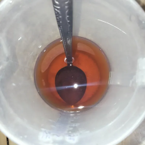 Campurkan teh, air, gula lalu diamkan selama 5 menit atau sampai warna teh keluar, buang kantong tehnya.